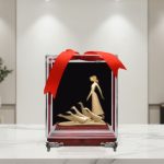 تندیس دختر و مرغابی